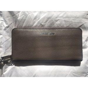 Michael Kors Mercer Continental Wristlet